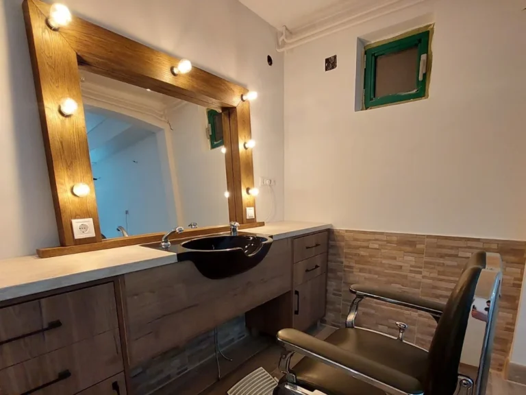 Frizerski salon sa ogledalom sa sijalicama i umivaonikom po mjeri