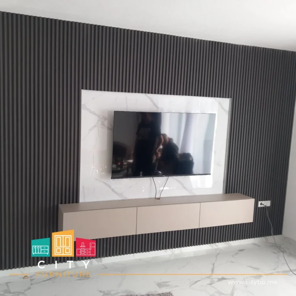 TV zid sa crnim letvicama