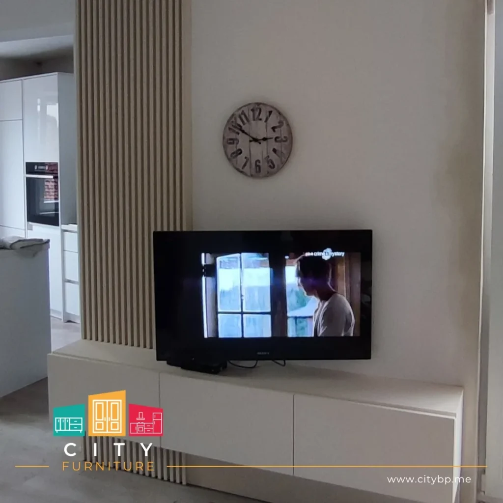 TV zid sa letvicama i komodom