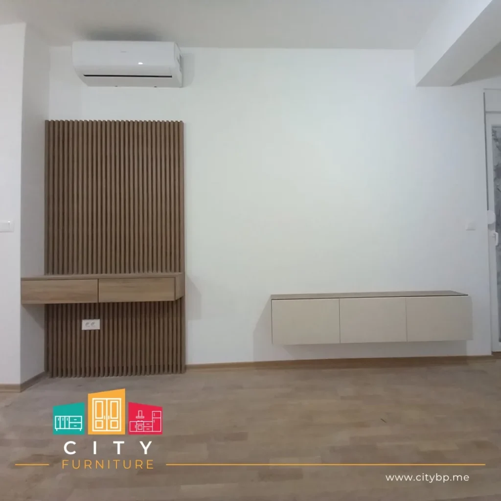 Letvičasti panel sa radnim stolom