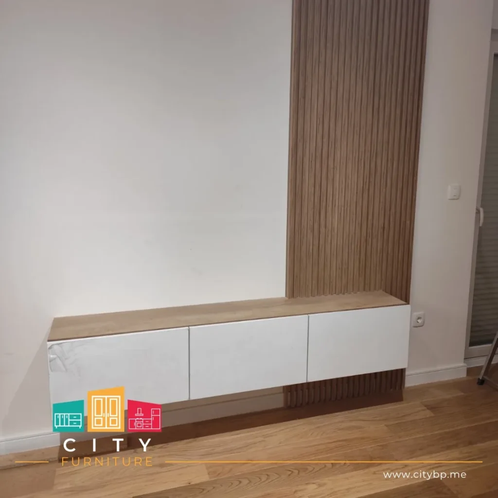 Viseća komoda uz visoki letvičasti panel