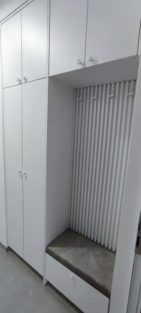Bijeli ormari i klupa