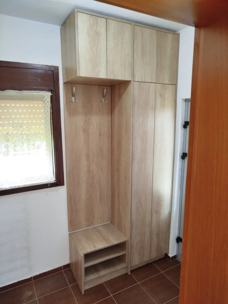 Vješalica, klupa za obuću i ormar