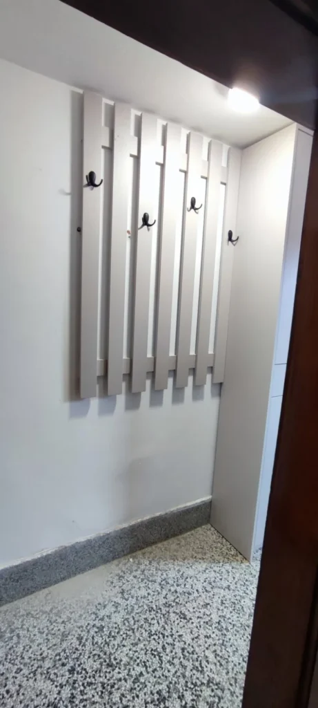 Zidna vješalica sa kukama